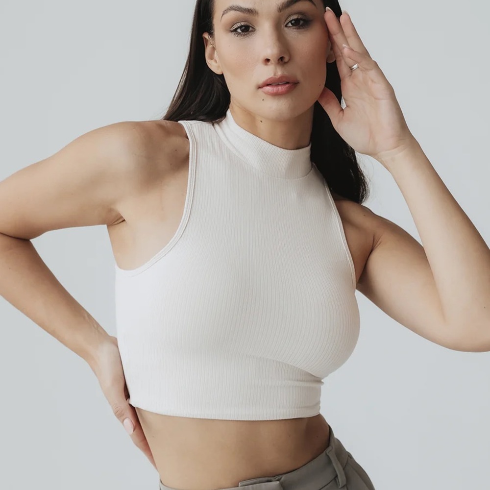 Klassy Network Ribbed Mock-Neck Cropped Brami